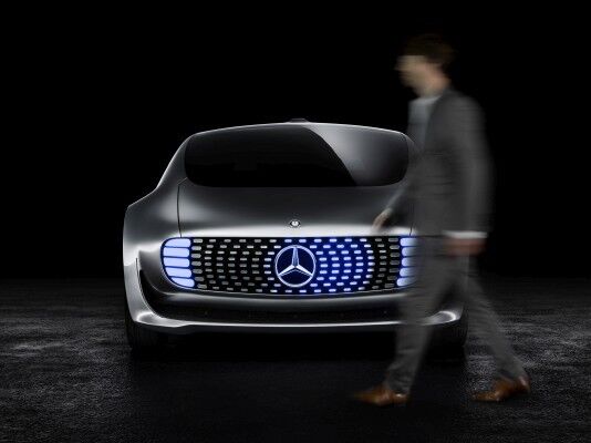 Mercedes-Benz F 015 - Luxury in Motion: Fußgängern wird vom Display signalisiert, dass der F 015 sie „gesehen“ hat (Bild: Mercedes-Benz)