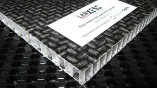 Wabenkern mit endlosfaserverstärkter thermoplastischer Deckschicht. (Bild: Lanxess)