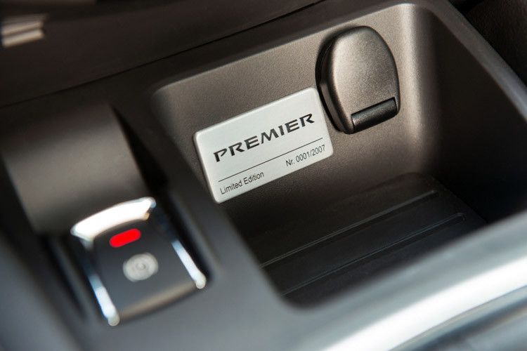 ...und ein Schild in der Mittelkonsole, das das Auto als Teil der limitierten Sonderedition ausweist. (Foto: Nissan)