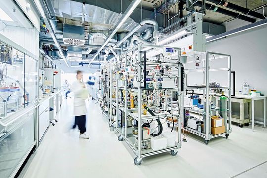 Im Labor des Umweltbiotechnologen Lars Angenent werden mikrobielle Verfahren zur Herstellung von Proteinen und Vitaminen für den menschlichen Verzehr aus einfachen Grundzutaten erforscht.(Bild:  Universität Tübingen)
