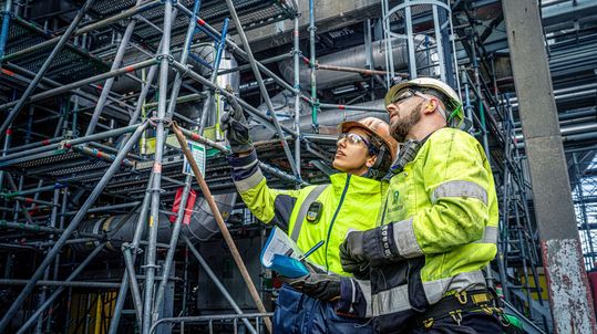 Freuen sich 2025 über einen Großauftrag auf einer belgischen Raffinerie in Antwerpen und sicher über einen Platz auf dem Treppchen der Top-Industriedienstleister: Bilfinger.(Bild:  Bilfinger)