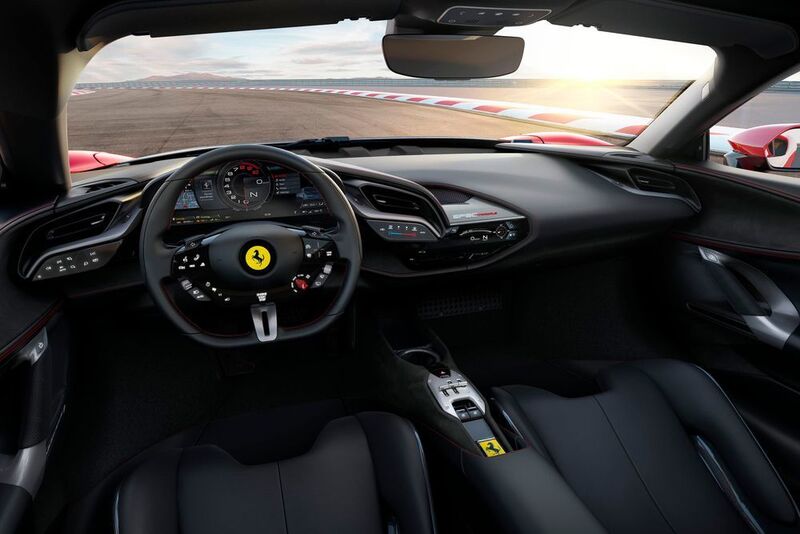 Hinter dem mit vielen Tasten und Schaltern bestückten Lenkrad blickt der Fahrer auf ein 16-Zoll-HD-Display. (Ferrari)