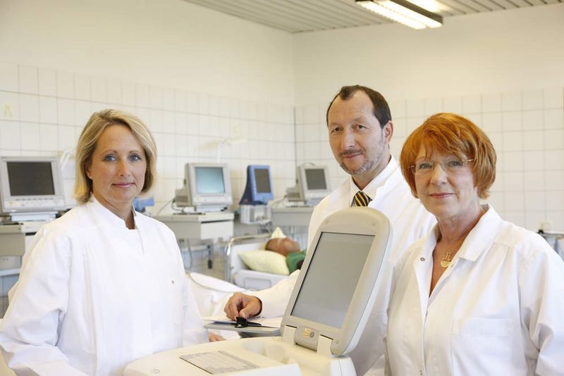 Thrombosen verhindern – eine Tablette kann Leben retten: (v.l.n.r) Dr. med. Dagmar Kubitza, Dr. med. Frank Misselwitz, Dr. rer. nat. Elisabeth Perzborn (Archiv: Vogel Business Media)