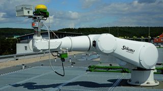 Bild 1: Härtetest unter freiem Himmel: Der Roboter arbeitet bei seinem Outdooreinsatz unter allen klimatischen Bedingungen zuverlässig. (Bild: Högel)