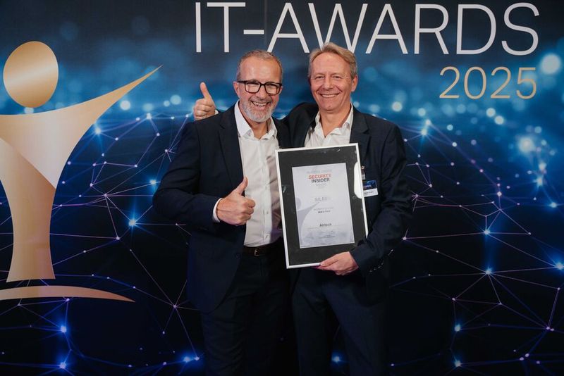 Paul Schaffner und Gernot Bekk-Huber von Airlock freuen sich über den Silber-Award in der Kategorie „IAM & PAM“. (Bild: Manuel Emme Fotografie)