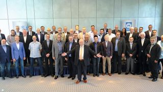 Die Delegiertenversammlung des Kfz-Gewerbes Hessen bestätigte Jürgen Karpinski (Mitte) einstimmig im Amt als Präsident und Landesinnungsmeister. (Bild: Zietz/»kfz-betrieb«)