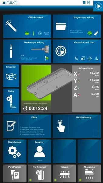 Der im Kacheldesign gestaltete Homescreen navigiert den Maschinenbediener durch das Fräsprogramm. Selbsterklärende Icons und in 3D dargestellte Werkzeuge, Bauteile et cetera unterstützen bei einer schnellen Identifizierung diverser Funktionen. (Datron)