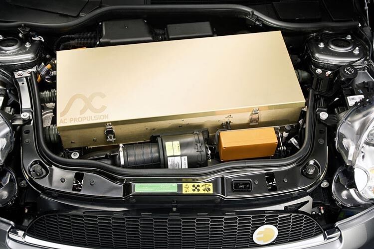 Anders sieht es auch im Motorraum aus: Das Hochspannungs-Steuergerät für den Elektromotor des Mini E ist in einem Schutzgehäuse untergebracht und verfügt über ein druckbelüftetes Kühlsystem. Der Elektromotor selbst sitzt unter dem Steuergerät. (BMW)