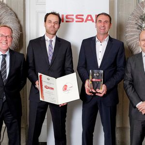 v.l.n.r.: Roger Ehlen (Nissan Center Europe), André Marschall (AH Walter), Markus Walter (AH Walter), Thomas Hausch (Nissan Center Europe)(Foto:  Nissan)