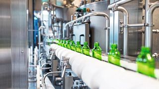 In Getränkeabfüllanlagen kommen häufig die robusten und verschleissarmen AC-Gehäusemotoren der IGK/IGL-Serie zum Einsatz. (Bild: hedgehog94 – Fotolia)