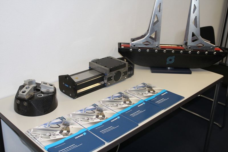 Diverse Spannmittel von Schunk, die auf CFK basieren und Fertigungssystemen durch ihre Leichtigkeit mehr Dynamik verleihen können. (Bild: Königsreuther)