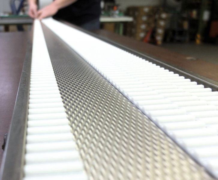 Prüfen der Sichelbildung an 4 Strängen eines 100 mm breiten T10-Zahnriemens. (Bild: Breco)