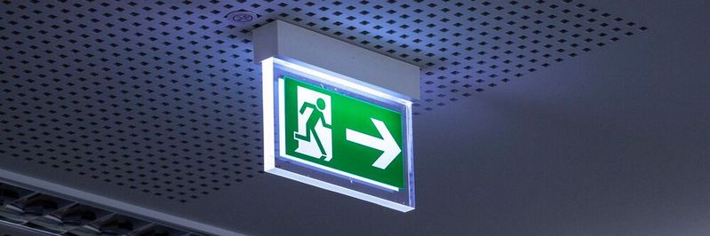 Die statische Fluchtwegelenkung durch Fluchtwegeschilder und -pläne weist in Brand-Situationen gewisse Nachteile auf.(Bild:  gemeinfrei /  Pixabay)