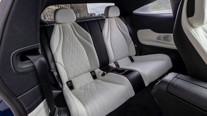 Im Fond geht es vergleichsweise geräumig zu. (Bild: Mercedes-Benz)