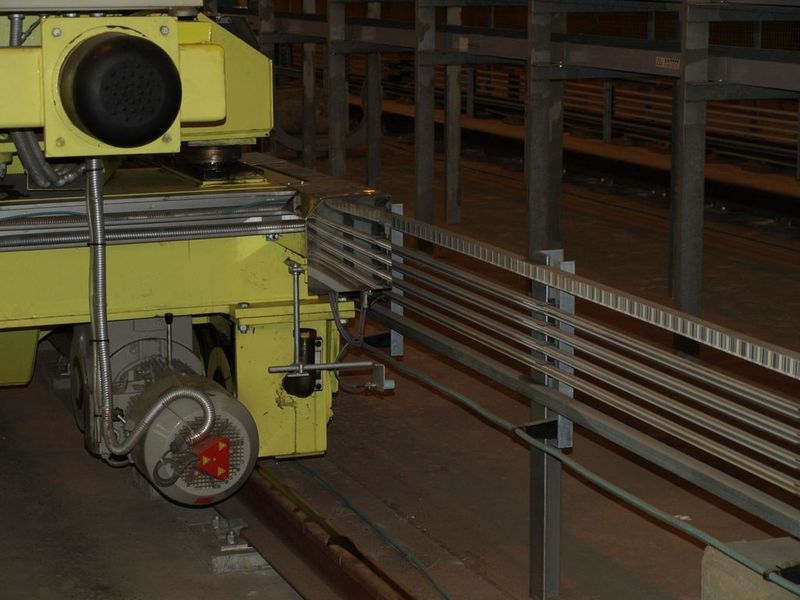 Das oberhalb der Schleifleitungen aufgeklebte Barcodeband liefert dem Positioniersystem Angaben zur Zielbestimmung des Fahrzeugs. Unterhalb der Schleifleitungen sind die RCoax-Leckwellenleiter montiert. Sende- und Empfangsantennen an den Loop-Cars gewährleisten die sichere störungsfreie Übertragung der Daten (Archiv: Vogel Business Media)