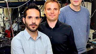 Ein Forscherteam der TU Wien hat ein besonderes Verfahren entwickelt, um Licht zu erzeugen. Aday Molina Mendoza, Matthias Paur und Thomas Müller (v.l.n.r.). (TU Wien)