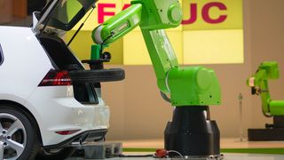 Applikation ohne Schutzzaun: Auf der Hannover-Messe platzierte der kollaborative Roboter von Fanuc den Reservereifen in den Kofferaum. (Bild: Fanuc)
