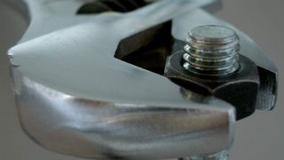 Die Reibung zeigt bei Schraubenverbindungen einen Doppelcharakter: Sie ist einerseit notwendig, um die Funktion zu erfüllen und andererseits erschwert sie die Montage.  (Foto: pixelio.de/ Michael Jurek)