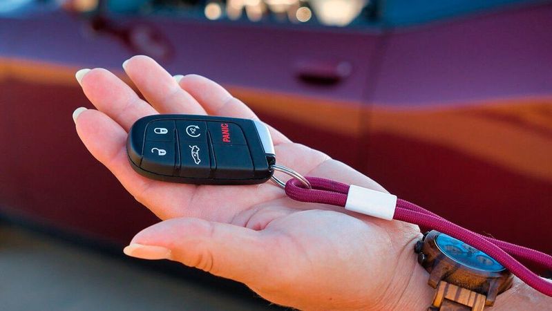 Auto haben oder doch lieber lassen. Laut einer Studie im Auftrag einer Autoversicherung ist der Genration Z ist ihr Auto extrem wichtig.(Bild:  frei lizenziert /  Pixabay)