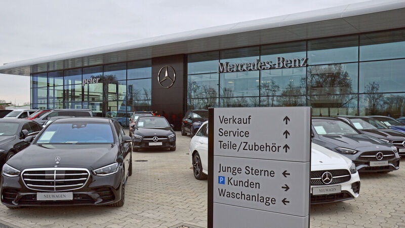 Seit 31. Mai werden die Neuwagen von Mercedes-Benz im echten Agentursystem vertrieben. Der wesentliche Unterschied des Agentur- zum bisherigen Vertriebsmodell ist, dass jetzt bundesweit ein fester Preis je Modell und Kundengruppe gilt.