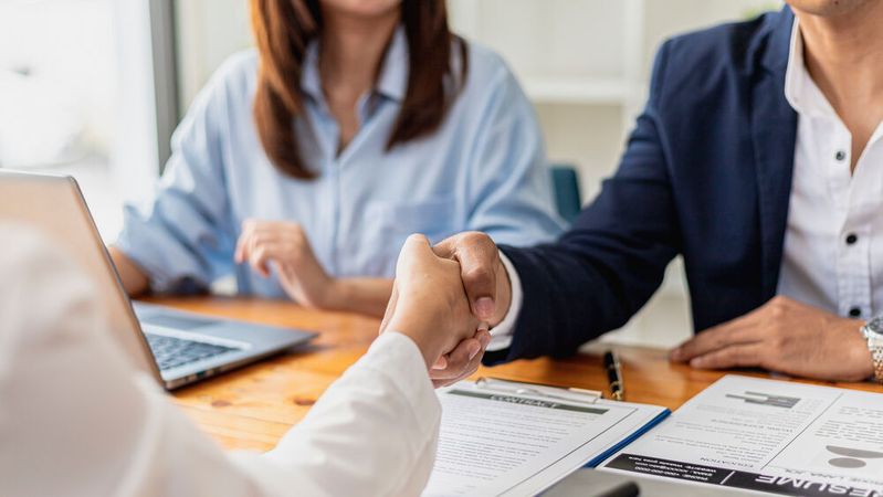 Wenn Frauen den Job wechseln wollen, sind häufig schlechte Führungskräfte oder Stress ein Grund. (Bild: ©  kamiphotos - stock.adobe.com)