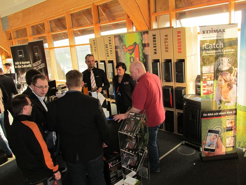 Barbara Springer und ihre Kollegen Mark Mumm und Nico Stark, PNL-Tec, freuen sich auf jeden Besucher. (Archiv: Vogel Business Media)