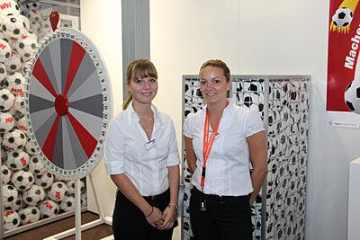 ... betreut von Jessica und Daniela, so dass beim Glücksrad auch alles mit rechten Dingen zugeht. (Bild: Königsreuther)