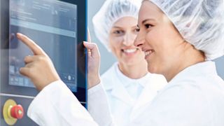 Die intuitive Bedienung der Blisterlinie BEC 400 über das Bediensystem SmartControl ermöglicht sicheres und fehlerfreies Bedienen. (Uhlmann Pac-Systeme GmbH & Co. KG)