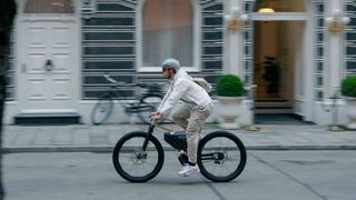 Die stark gestiegenen Spritpreise könnte Autofahrer in Deutschland verstärkt dazu bewegen, vom Auto unter anderem aufs Fahrrad umzusatteln. (BMW)