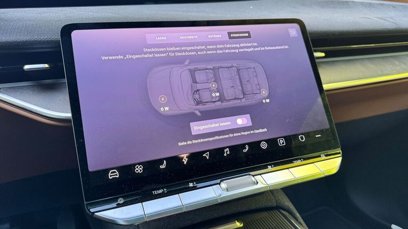 Drei konventionelle 220-Volt-Steckdosen sind im ganzen Auto verteilt – im Frunk, im Fond und im Kofferraum. Für die Espressomaschine. Oder den Elektrogrill. (Bild: Schreiner – »kfz-betrieb«)