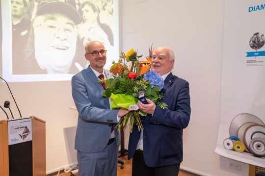 Robert Lach, CEO und Geschäftsführer von Lach Diamant, gratuliert seinem Vater Horst Lach für die bisherigen 62 Jahre im Dienste des Unternehmens.(Bild:  Lach Diamant)