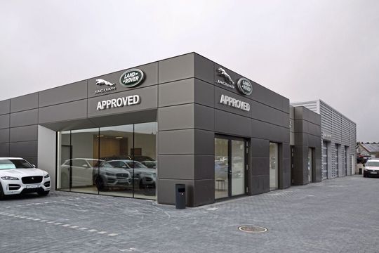 Was wie ein Vollfunktonsbetrieb in der neuen Hersteller-CI aussieht, ist tatsächlich ein reines Service- und Gebrauchtwagencenter.(Bild:  Hahn/»kfz-betrieb«)