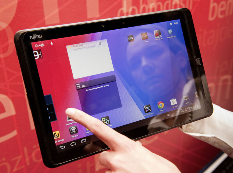 Ein Tablet speziell für den harten Business-Einsatz zeigt Fujitsu mti dem STYLISTIC M702. Der robuste Tablet-PC eignet sich für alle Büro- und Außenanwendungen. Der Clou: Er ist optimal gegen Wasser und Staub geschützt - ideal auf Baustellen oder im Krankenhaus. Aber auch die Entertainment-Funktionen überzeugen: Das Tablet hat zwei Kameras an Bord, der Haupt-Sensor auf der Tablet-Rückseite löst mit guten acht Megapixeln auf. Der 590 Gramm leichte M702 ist ab dem CeBIT-Monat März verfügbar. Preis: je nach Ausstattung zwischen 800 und 999 Euro. (PREVIEW/M. Typke)