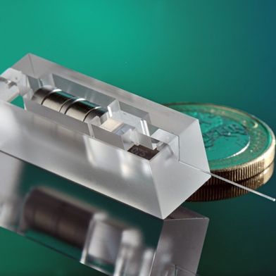 Der Laser hilft der Quantentechnik doppelt weiter! Ein per SLE-Prozess monolithisch gefertigtes Packaging-Modul integriert Optiken, Isolator und Strahlteiler auf engstem Bauraum und unterstützt deren mikrometergenaue Ausrichtung. Neue Kristalle konnten auch gezüchtet werden ... (Bild: Fraunhofer ILT)