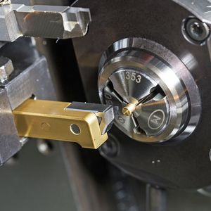 Die Wendeschneidplatte S274 „µ-Finish“ ermöglicht das hochgenaue Drehen der Außenkonturen der Kontaktstifte und -buchsen. 
