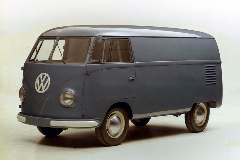 Am 8. März 1950 begann die Serienproduktion des Transporters im Wolfsburger VW-Werk. Der Preis des „Typ 2“ lag mit 5.850 DM um 150 DM über dem Preis eines voll ausgestatteten Käfers. Dies entspricht inflationsbereinigt etwa 19.600 Euro. Die ersten T1 hatten wie die Prototypen keine hintere Stoßstange und kein Heckfenster und der Kraftstofftank war nur über die Motorraumklappe zugänglich. Angetrieben wurde der T1 von dem im Heck eingebauten Käfer-Boxermotor mit 1.131 cm³ Hubraum und 25 PS (18 kW). (Bild: Volkswagen Nutzfahrzeuge)