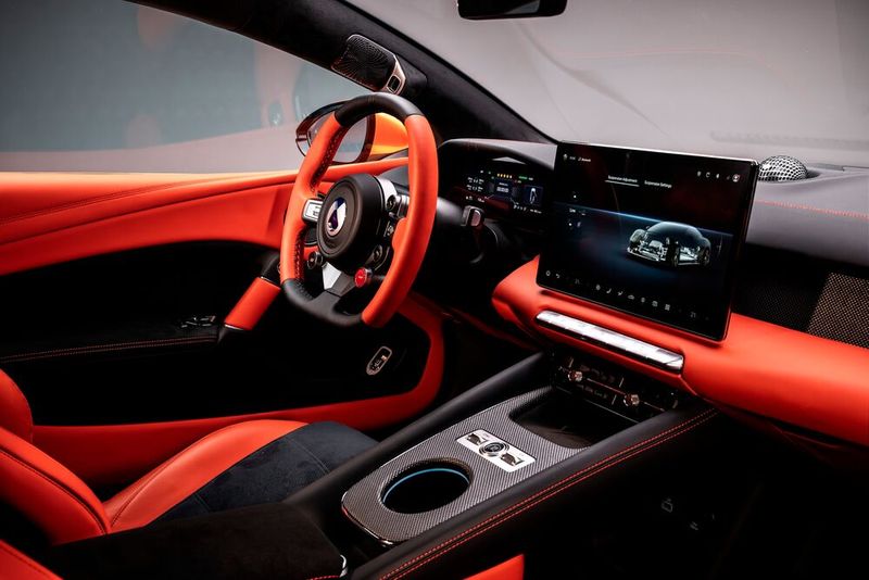 Statt einer futuristischen Lounge hat der Denza Z ein überraschend klassisches Sportwagen-Cockpit. (Bild: Denza)