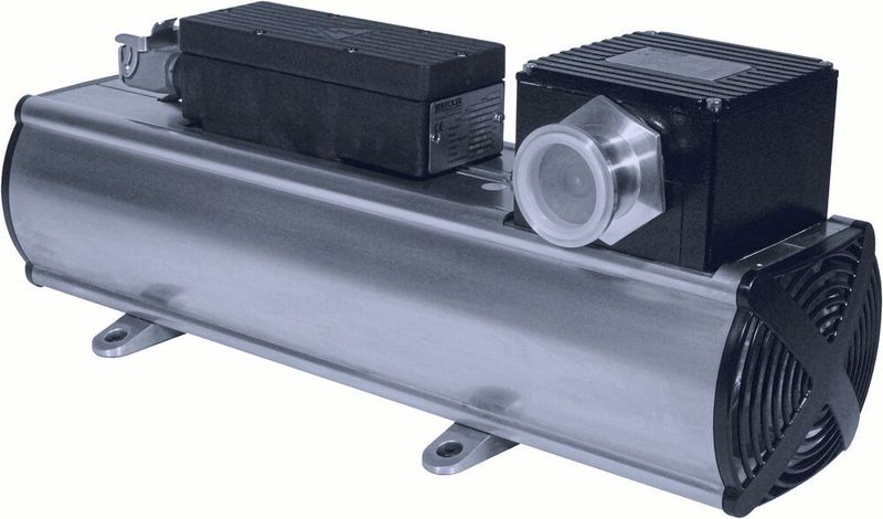 Für eine stabile Intragasatmosphäre und ein richtiges Temperaturfenster hat die Gebr. Becker GmbH zwei Gebläsetypen entwickelt. Für SLM-Anlagen mit kleinerem Arbeitsraum eignet sich das kompakte gasdichte VASF 1.50 Seitenkanalgebläse mit integriertem Frequenzumrichter. (Gebr. Becker)