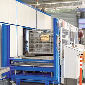 Nach dem Entfettungsprozess werden die frisch gereinigten Teile in der Halle weiterverpackt. (Bild:  Richard Geiss)