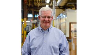 Steve Ernest, Vice President Engineering und Business Development bei Jacobs Vehicle Systems, erläutert auf der IAA die Vorteile der HPD-Motorbremse. (Jacobs)