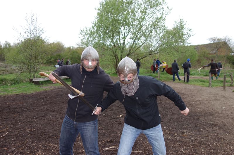 Ob sich hinter den eisernen Masken auch Zwillinge verbergen (IT-BUSINESS)