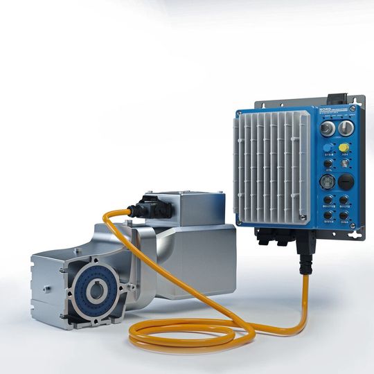 Die Logi-Drive-Antriebe bestehen aus einem energieeffizienten Permanentmagnet-Synchronmotor, einem zweistufigen Kegelstirnradgetriebe und einem Nordac-Link-Feldverteiler.(Bild:  Getriebebau Nord)
