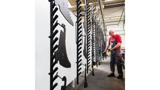 Die Firma Jäkel fertigt rund 2,8 Millionen Qualitäts-Maschinenmesser pro Jahr. Dafür werden 6000 t Stahl benötigt. (Julia Unkel/Thyssen Krupp)