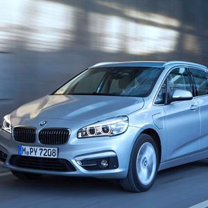 Im 225xe sitzt die E-Maschine an der Hinterachse – und sorgt damit ohne Kardanwelle für den Allradantrieb. 