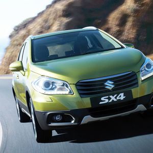 Der neue Suzuki SX4 setzt mit seiner dynamischeren Linienführung, den ausgeprägten Radläufen sowie der markanten Frontpartie mit den LED-Tagfahrlichtern auffällige Design-Akzente.