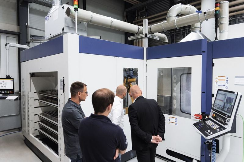 Im Gespräch – Marcel Kühnle (Blum-Novotest), Ralph Birkle (Grob), Patrick Müller (Grob) und Joachim Stock (Grob). (Bild: Grob Werke)