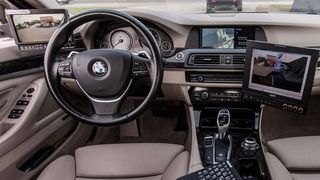 Mit ihrem 180-Grad-Blickwinkel sehen die Kameras, die statt der Außenspiegel eingesetzt werden, mehr als jeder Fahrer beim Blick in den normalen Spiegel. (Foto: Magna)