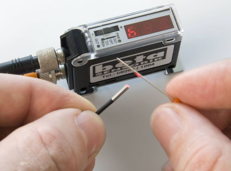 Die Mini-Lichtschranke EW-2-0-M ist mit 2 mm Durchmesser die kleinste lichtleiterlose Lichtschranke der Welt mit einem Öffnungswinkel von nur 3,5°, einer Auflösung von 0,04 mm und Reichweite bis 500 mm.  Bilder: Beta Sensorik (Archiv: Vogel Business Media)