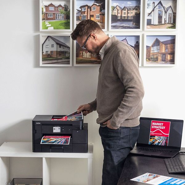 Das Top-Modell unter den A4-Tinten-MFPs von Brother ist der MFC-J4550DW mit zusätzlicher Papierkassette für bis zu 400 Blatt Gesamtkapazität. Für die Bedienung ist hier ein Touchscreen eingebaut. (Bild: Brother)