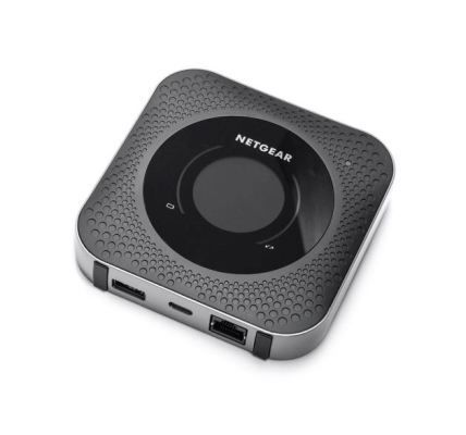 Router Nighthawk M1: Mit dem mobilen Router Nighthawk M1 lassen sich dank leistungsfähiger Anten-nen Download-Geschwindigkeiten von bis zu 1 Gbit/s realisieren. Mit seinen sanft geformten Linien ist er sowohl für den geschäftlichen wie auch für den privaten Bereich prädestiniert und schafft eine neue ästhetische Qualität in dieser Produktkategorie. Das runde LCD-Display und die auffällige Nutzungsanzeige unterstreichen diesen Anspruch. Zudem präsentieren sie dem Anwender sehr übersichtlich Informationen hinsichtlich Leistung, Status und Datenverbrauch. Die zugehörige App gewährt den Zugriff über Smartphone oder Tablet, sodass sich der Router auch von unterwegs steuern lässt, Hersteller NETGEAR, San Jose, USA. (Bild: Red Dot /  NETGEAR)